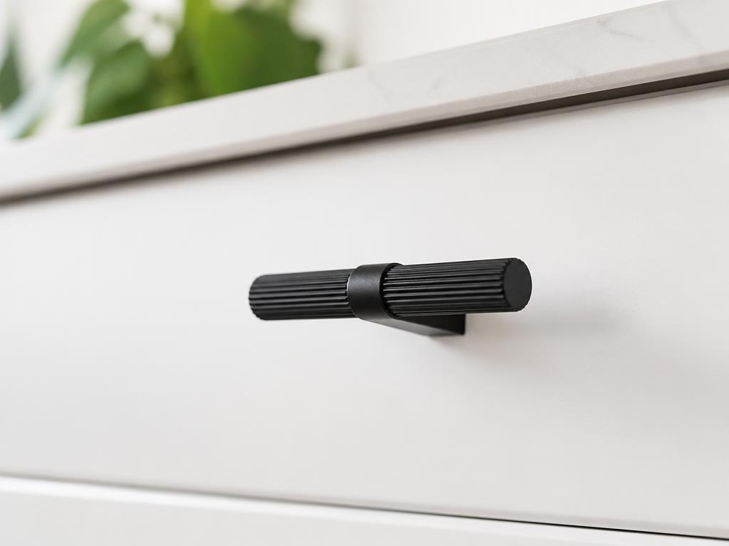 DK024BL — Cavello handle in Matt Black finish